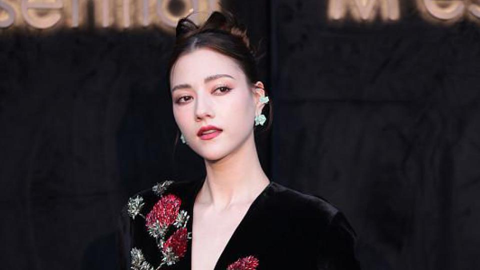 娜然身穿黑色丝绒裙，千金贵气感十足