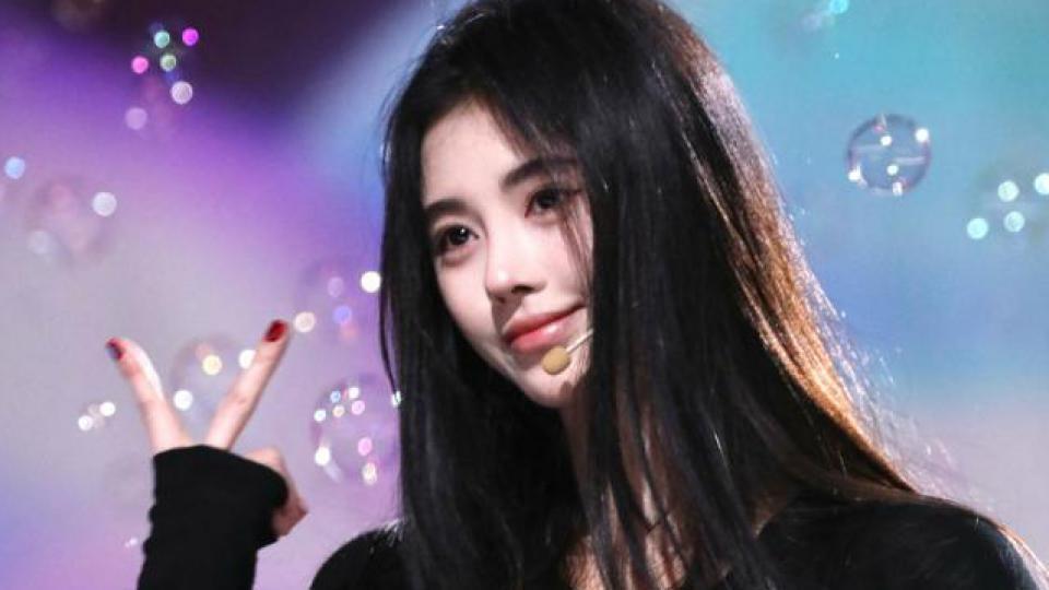 鞠婧祎舞台排练照曝光 长发柔顺肤白貌美