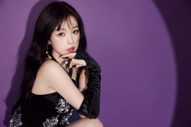 虞书欣穿挂脖黑裙甜酷满分 黑发红唇太撩人