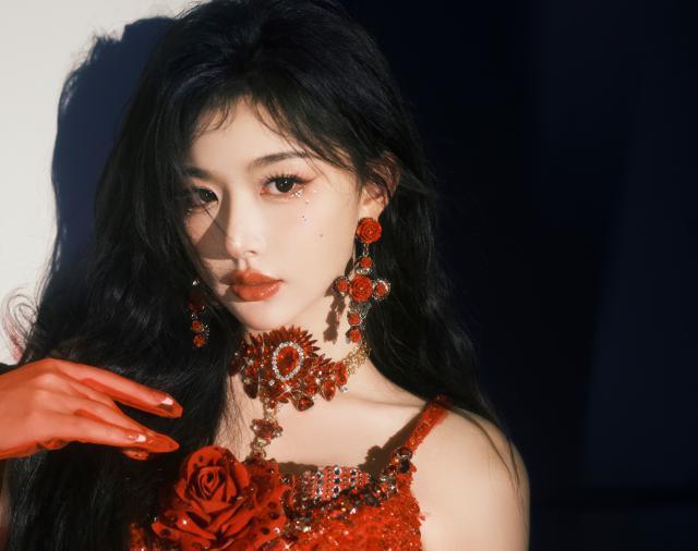 孔雪儿穿红纱裙 露香肩美腿美艳动人