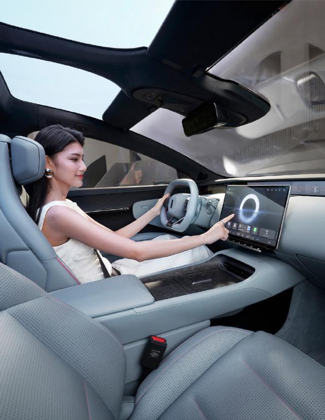 阿维塔12车型预热：全视野51英寸超清联动屏、无后舷窗掀背车尾