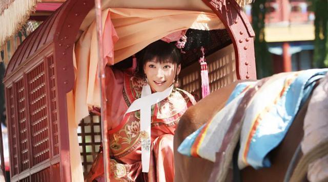 能毁掉甄嬛的，只有她