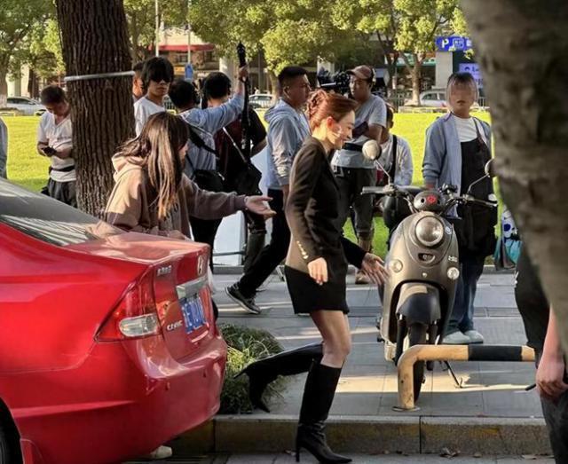 47岁李小冉拍外景戏肤白貌美 一旁大爷表情抢镜