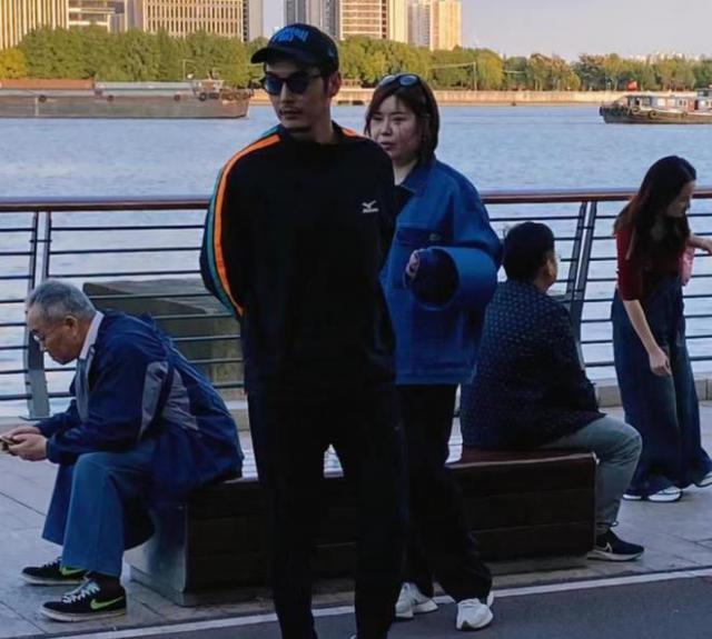 金世佳夫妇带孩子外出玩耍，38岁妻子酷似马伊琍