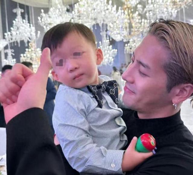 45岁吴建豪参加友人婚礼，盛装出席帅回F4时期