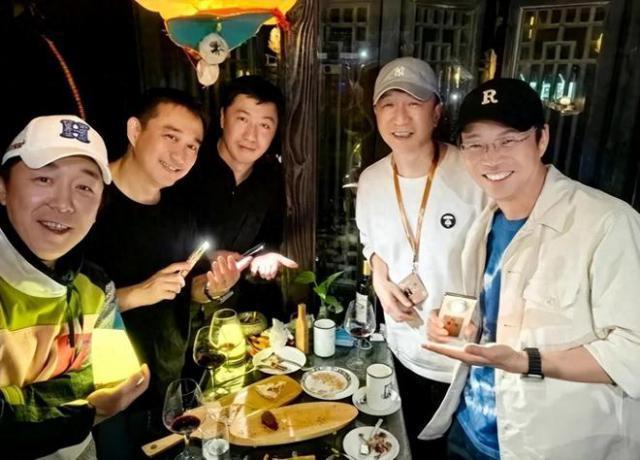 偶遇53岁孙红雷，眉毛快掉光显苍老，老婆全素颜陪伴接地气