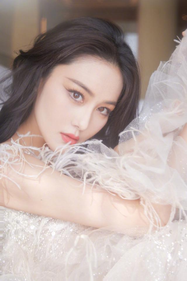 张馨予穿白色羽毛裙仙气十足 妆容精致撩人
