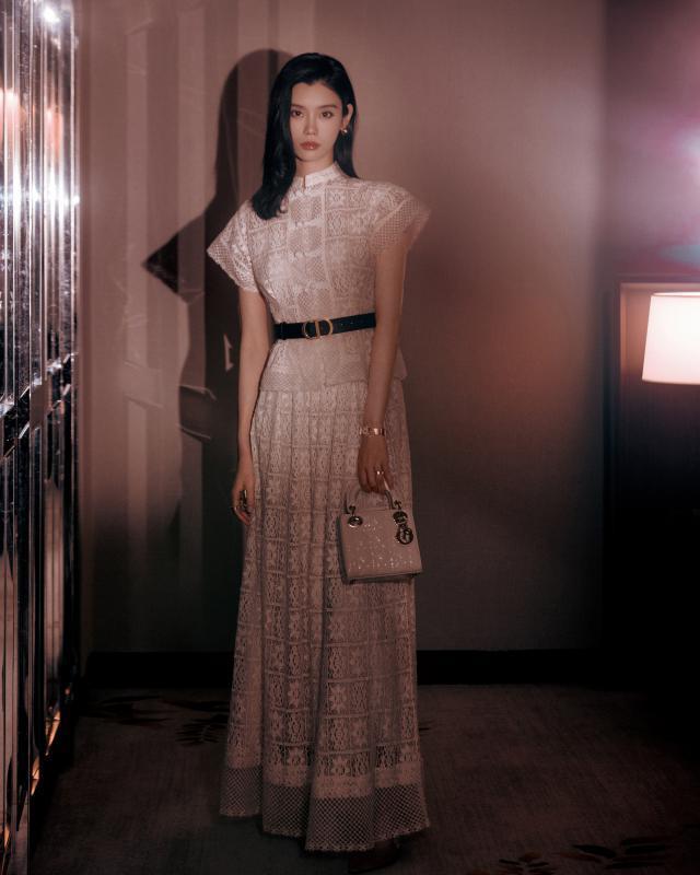 奚梦瑶穿白色蕾丝裙大方温柔 超模气场全开