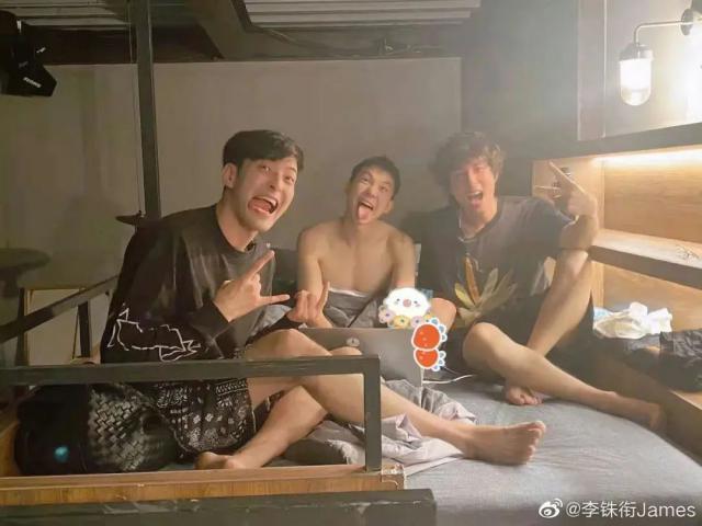 李铢衔与杨颖闺蜜结婚，圈内好友在线祝福，却遭杨颖粉丝围攻