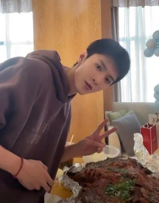 他是搞笑男吧？