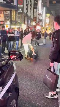 日本牛郎主播被当街砍杀,吃女粉丝软饭,还将其打到毁容住院半年