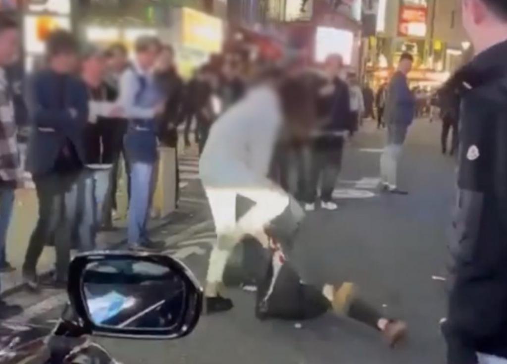 日本牛郎主播被当街砍杀,吃女粉丝软饭,还将其打到毁容住院半年