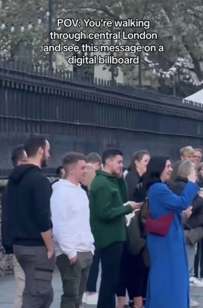 男友出轨，英国妹子直接包下广告牌痛骂渣男！全英一起吃瓜