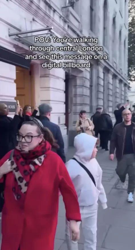 男友出轨，英国妹子直接包下广告牌痛骂渣男！全英一起吃瓜