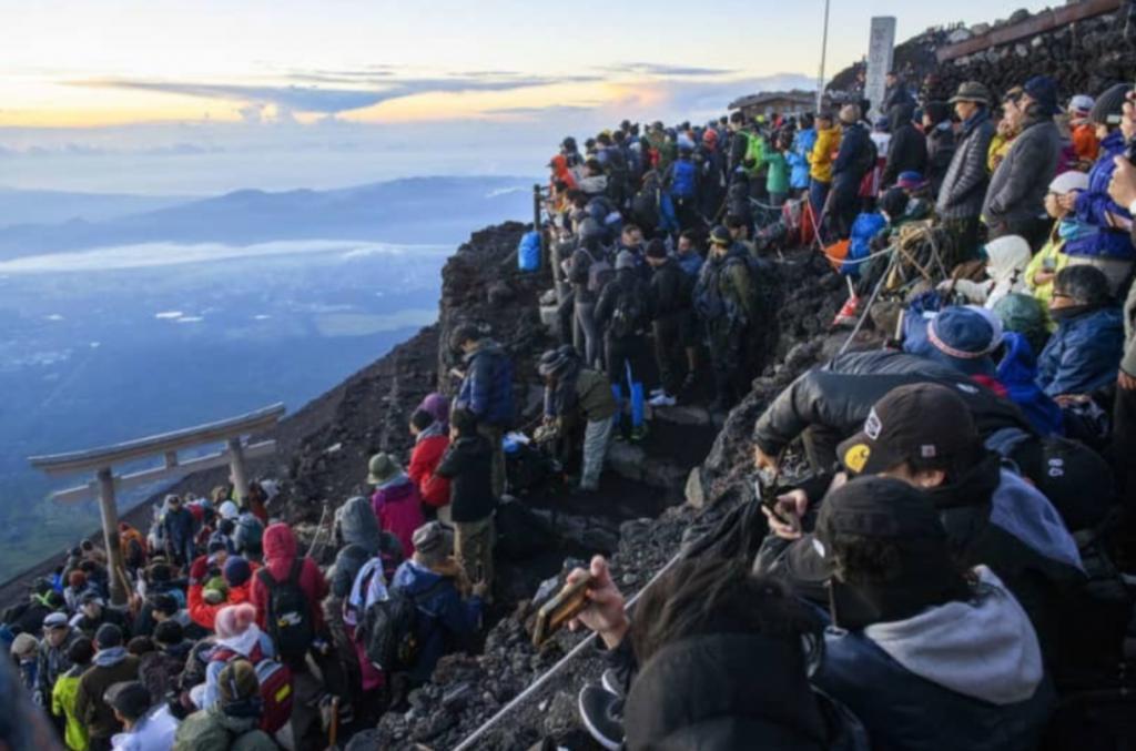 日本人怒怼外国游客是“社会公害”：闯民居、偷厕纸、在停车场生火过夜…