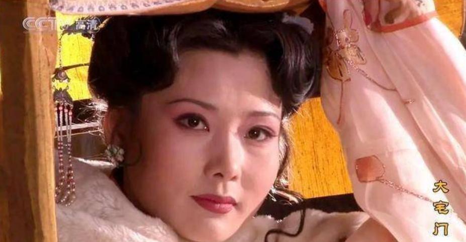 何赛飞爆冷夺“影后”,背后是金鸡奖上的魔幻与清醒