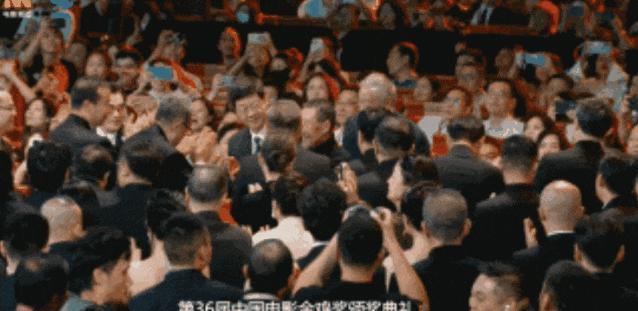 何赛飞爆冷夺“影后”,背后是金鸡奖上的魔幻与清醒