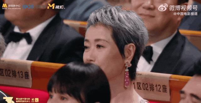 何赛飞爆冷夺“影后”,背后是金鸡奖上的魔幻与清醒