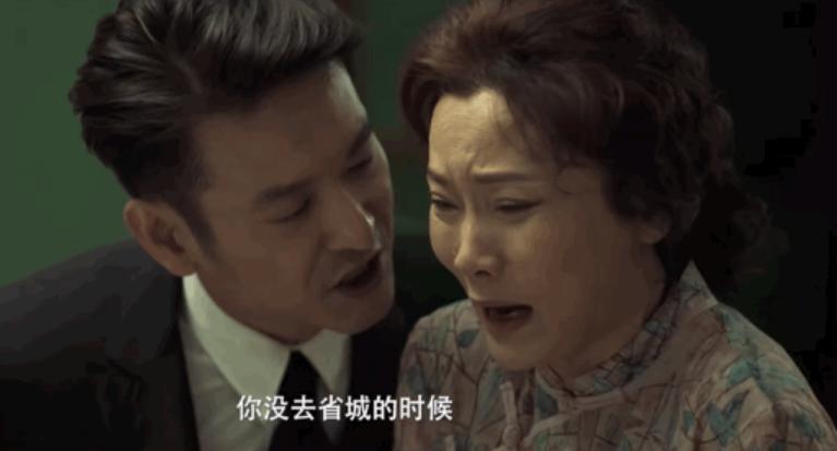 何赛飞爆冷夺“影后”,背后是金鸡奖上的魔幻与清醒