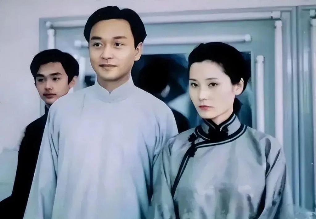 何赛飞爆冷夺“影后”,背后是金鸡奖上的魔幻与清醒