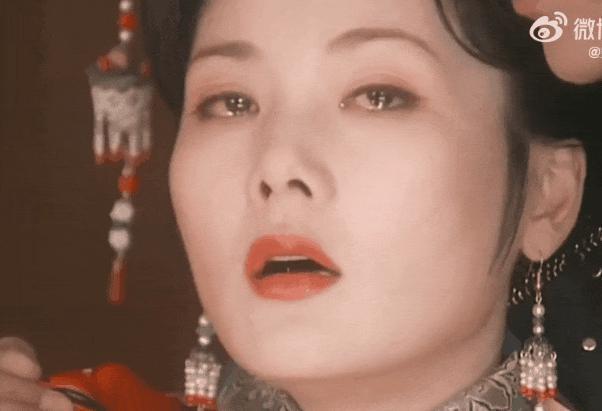 何赛飞爆冷夺“影后”,背后是金鸡奖上的魔幻与清醒