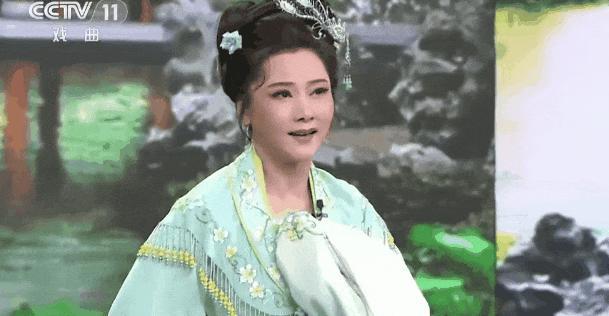 何赛飞爆冷夺“影后”,背后是金鸡奖上的魔幻与清醒
