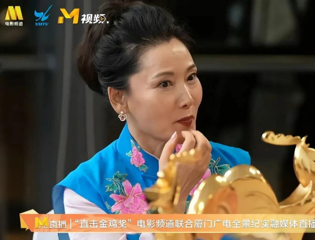 何赛飞爆冷夺“影后”,背后是金鸡奖上的魔幻与清醒