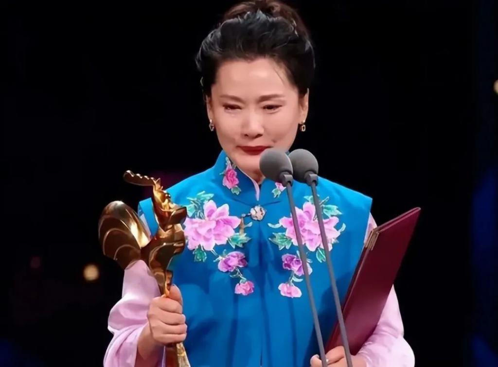 何赛飞爆冷夺“影后”,背后是金鸡奖上的魔幻与清醒