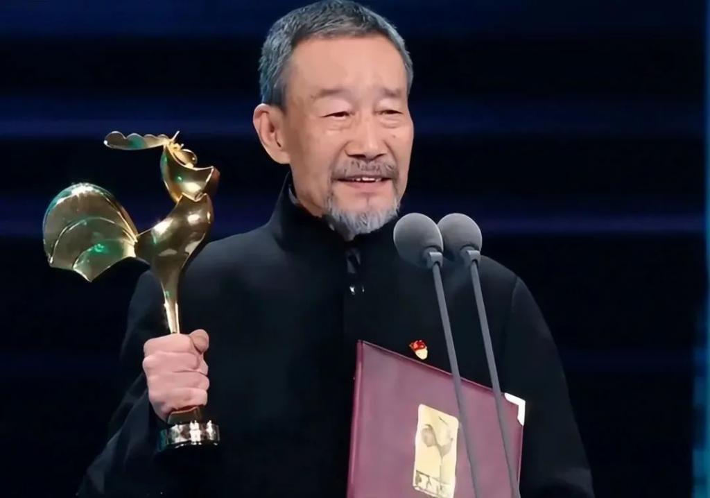 何赛飞爆冷夺“影后”,背后是金鸡奖上的魔幻与清醒