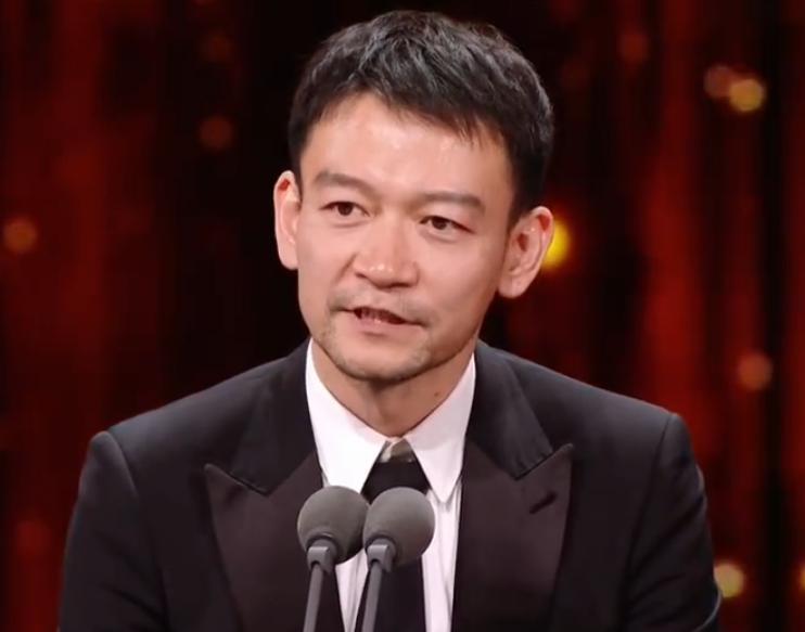 何赛飞爆冷夺“影后”,背后是金鸡奖上的魔幻与清醒