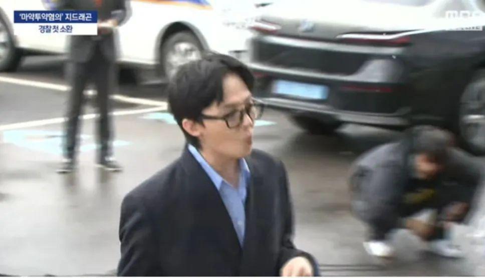 伸懒腰迷魂步目光犀利，权志龙否认吸毒，提到情色场所却含糊了