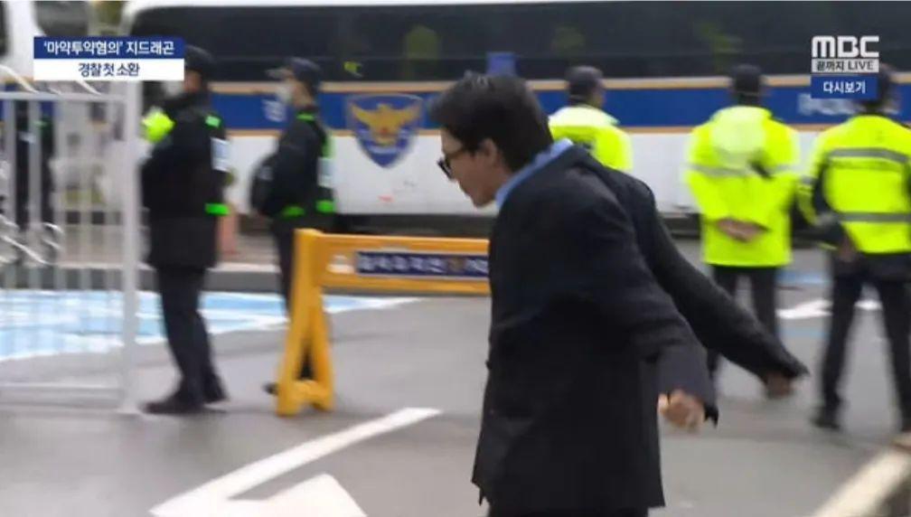 伸懒腰迷魂步目光犀利，权志龙否认吸毒，提到情色场所却含糊了