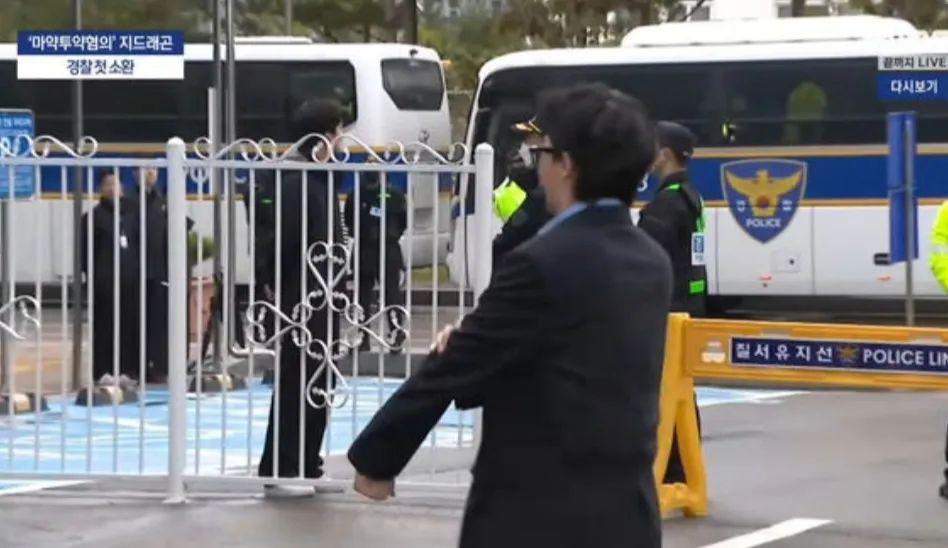 伸懒腰迷魂步目光犀利，权志龙否认吸毒，提到情色场所却含糊了