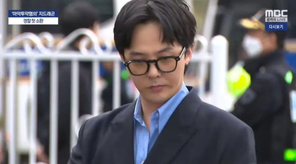 伸懒腰迷魂步目光犀利，权志龙否认吸毒，提到情色场所却含糊了