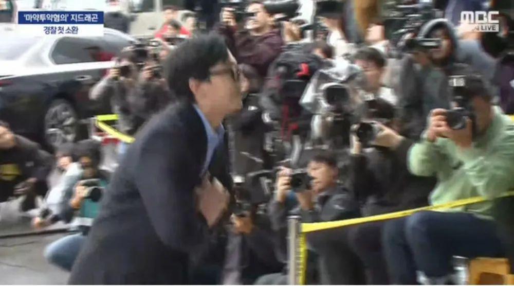 伸懒腰迷魂步目光犀利，权志龙否认吸毒，提到情色场所却含糊了