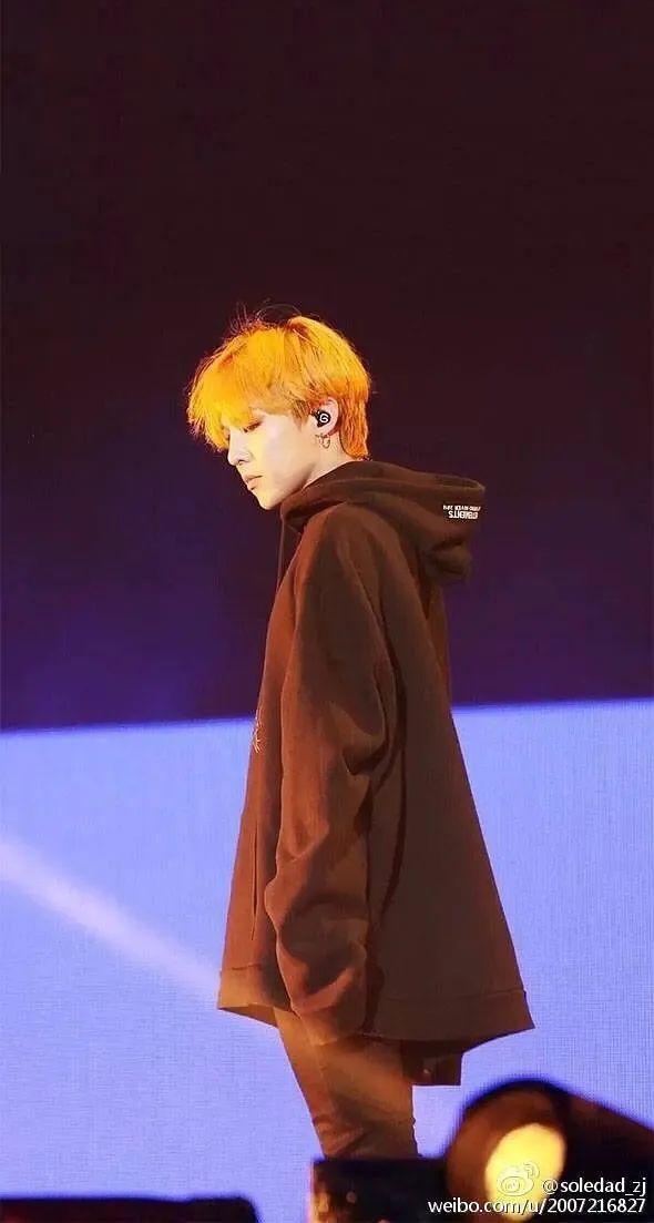 伸懒腰迷魂步目光犀利，权志龙否认吸毒，提到情色场所却含糊了