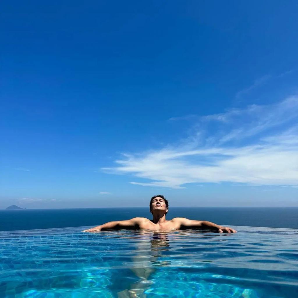 初次见面男方直球表白，相差11岁的演艺情侣公开交往细节！