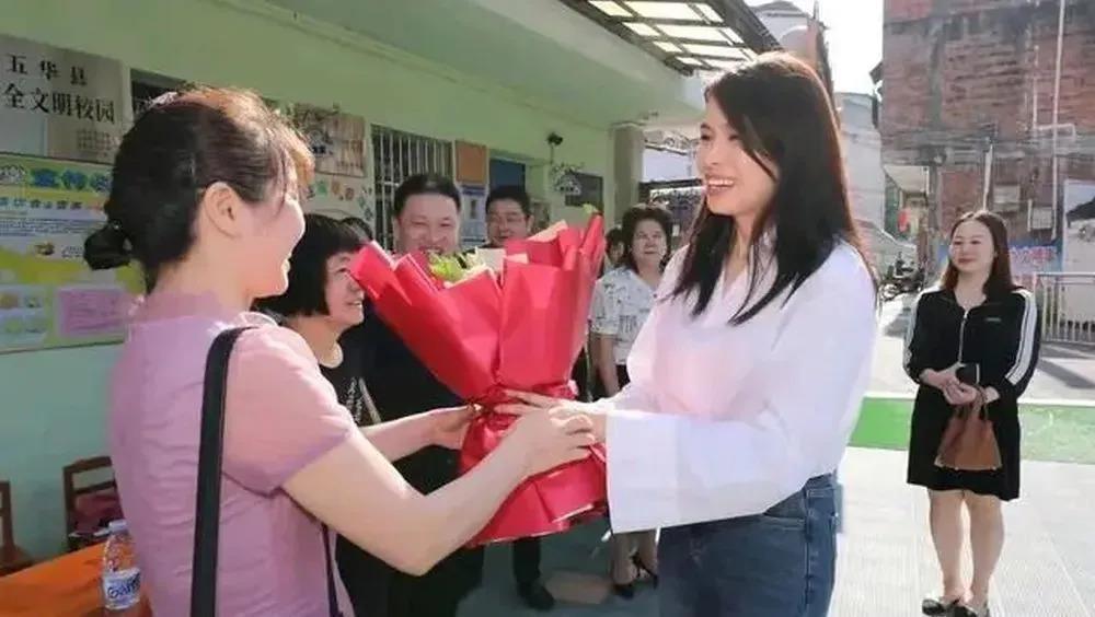 那个嫁给欧洲王子当上王妃的中国姑娘，现在怎么样了？