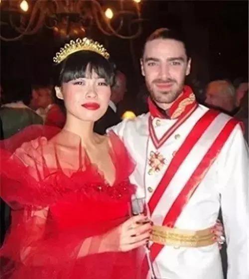 那个嫁给欧洲王子当上王妃的中国姑娘，现在怎么样了？