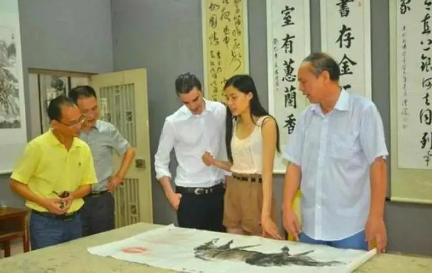 那个嫁给欧洲王子当上王妃的中国姑娘，现在怎么样了？
