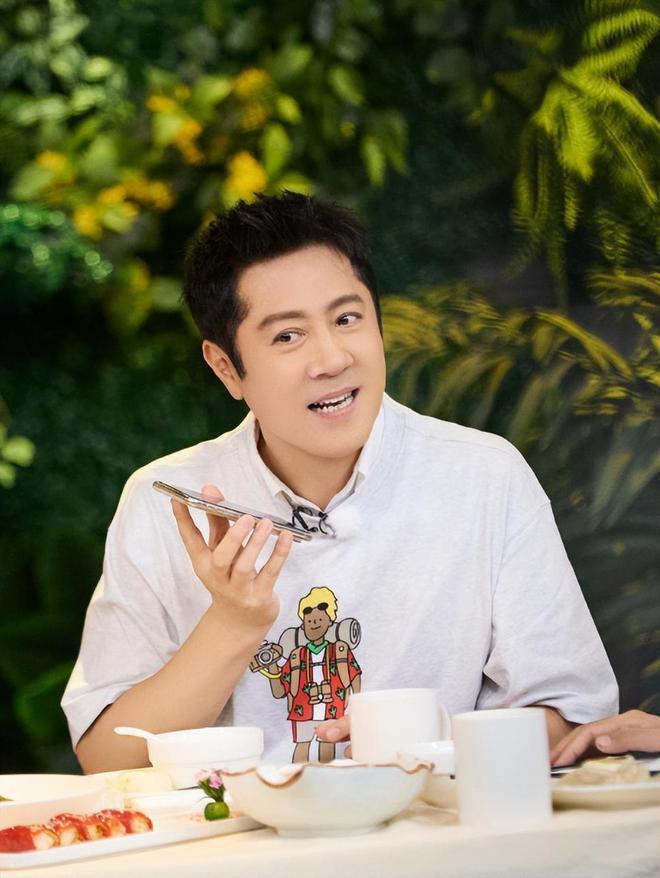 55岁蔡国庆晒二胎正脸照 5岁庆宝浓眉大眼像爸爸