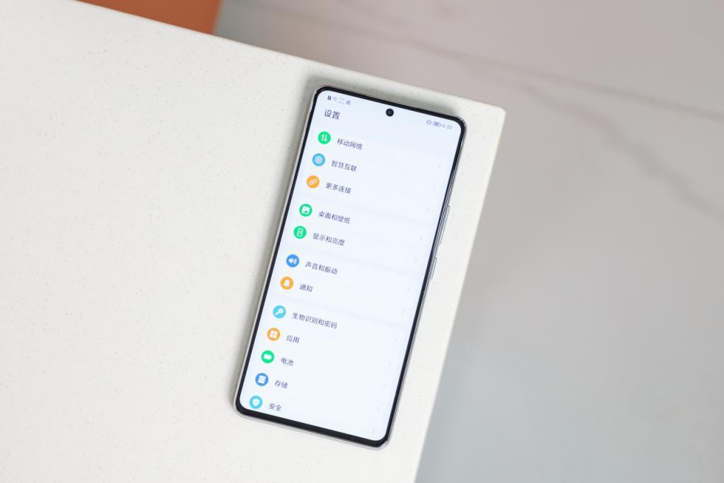 “直屏党”还是“曲面派”？曲直屏之争，谁应该成为手机屏幕主流？