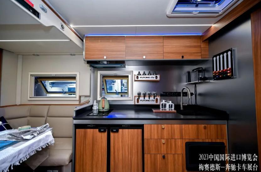 宇通房车与奔驰卡车签署战略合作协议