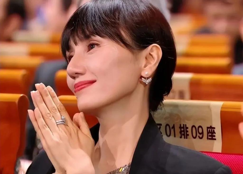 李雪健获金鸡最佳男配，王一博表情耐人寻味，各家心思猜不透