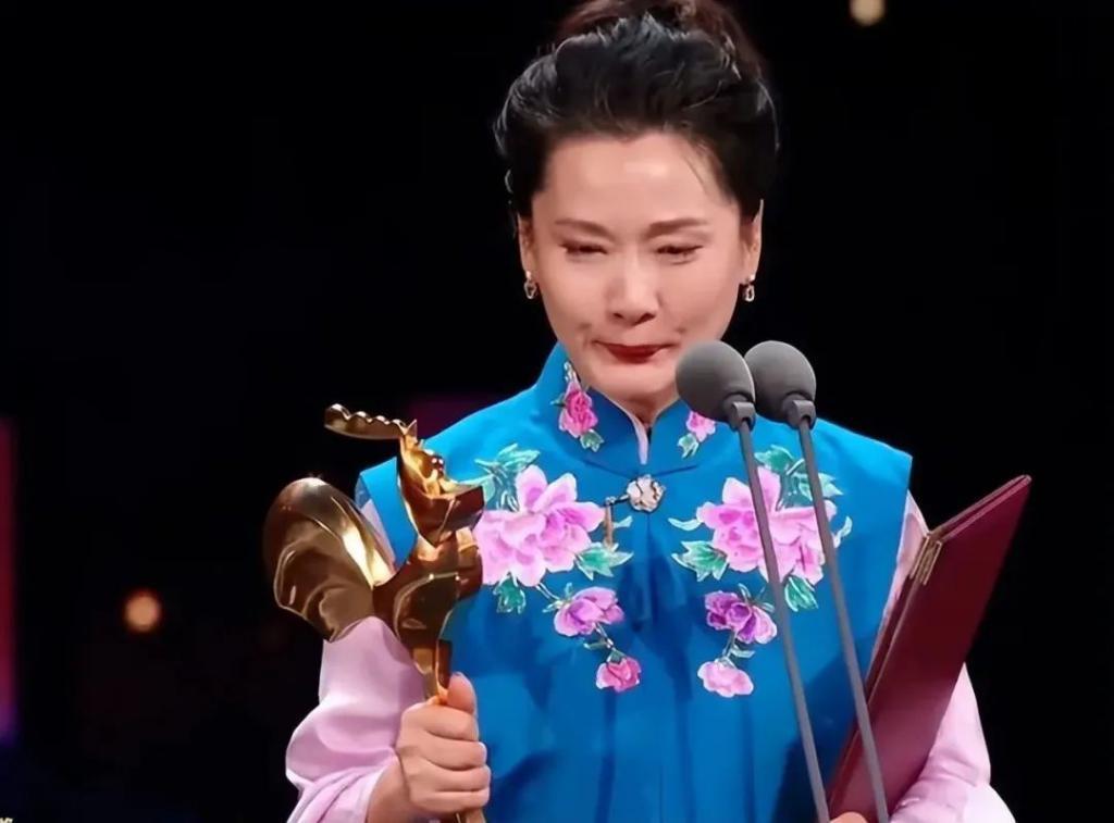 李雪健获金鸡最佳男配，王一博表情耐人寻味，各家心思猜不透