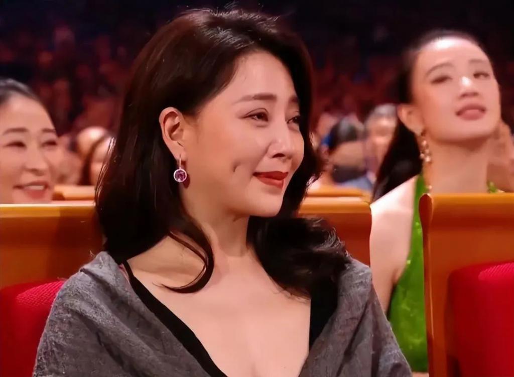 李雪健获金鸡最佳男配，王一博表情耐人寻味，各家心思猜不透