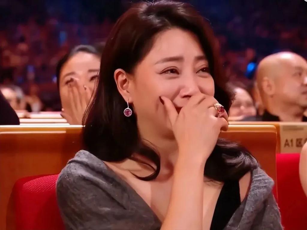 李雪健获金鸡最佳男配，王一博表情耐人寻味，各家心思猜不透