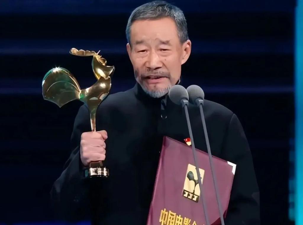 李雪健获金鸡最佳男配，王一博表情耐人寻味，各家心思猜不透