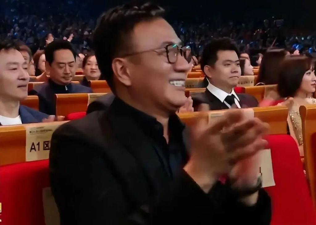 李雪健获金鸡最佳男配，王一博表情耐人寻味，各家心思猜不透