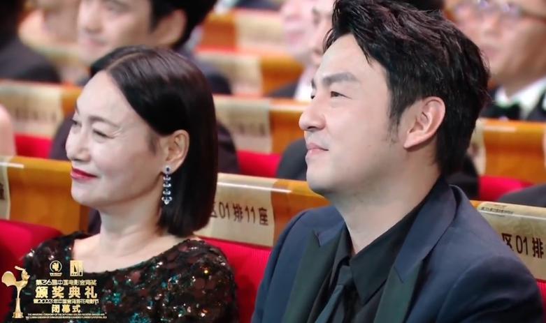 李雪健获金鸡最佳男配，王一博表情耐人寻味，各家心思猜不透